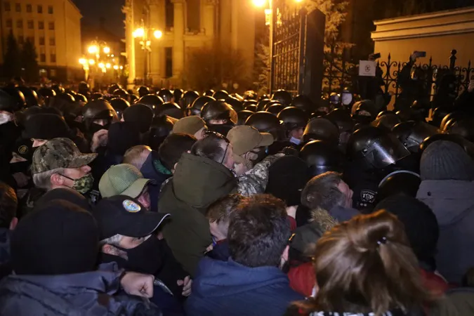 У Києві під Офісом президента відбулися сутички: що відомо (фото)