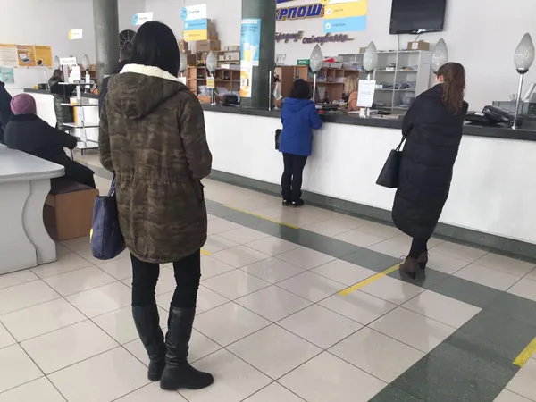 У Луцьку «Укрпошта» встановила розмітки щодо безпечної відстані (фото)