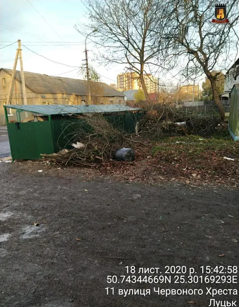 Муніципали змусили «Луцьктеркомсервіс» повивозити гілля з міста (фото)