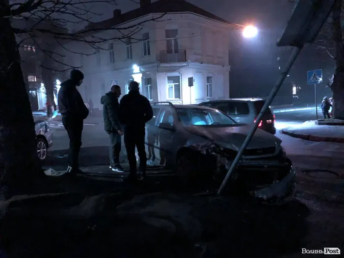У центрі Луцька не поділили дорогу два легковики (фото)