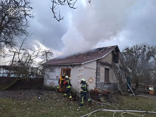 Через димар і замикання електромережі: на Волині сталися три пожежі в житлових будинках (фото)