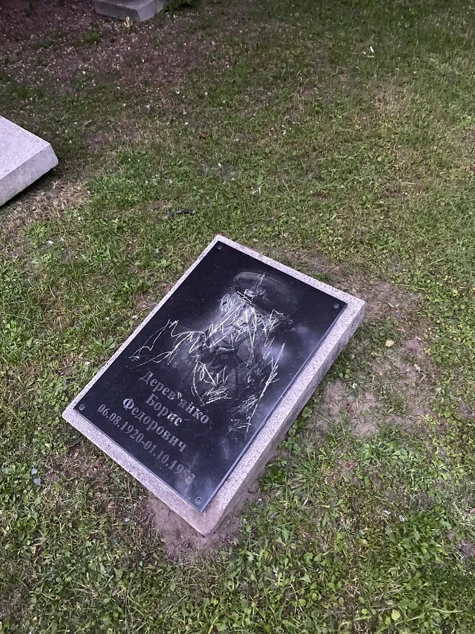 У Луцьку дитина розмалювала плити на меморіалі. А священник їх відмив (фото)