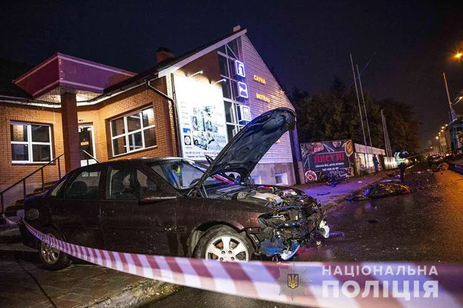 П’яний поліцейський влетів у зупинку в Броварах: показали відео