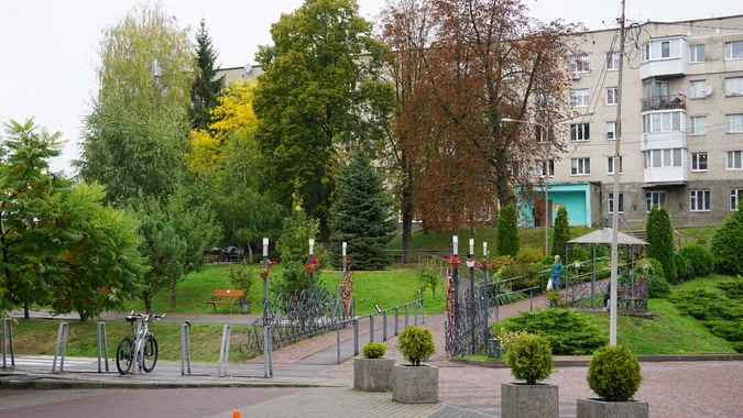 До Луцька раптово підібралась осінь: атмосферні світлини (фото)