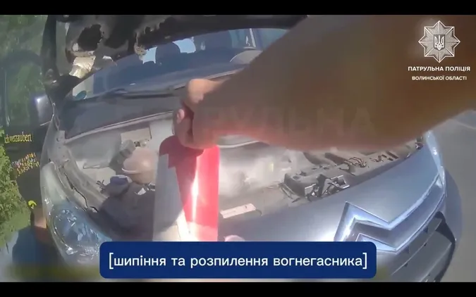 У Ковелі поліція допомогла загасити авто, з якого йшов дим (відео)