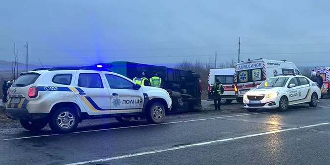 На Львівщині перекинувся рейсовий автобус – 16 травмованих (фото)