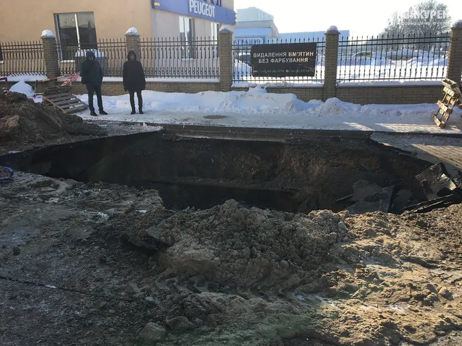 Прорив на водогоні біля «ПортCity»: показали масштаби провалля (фото, відео)