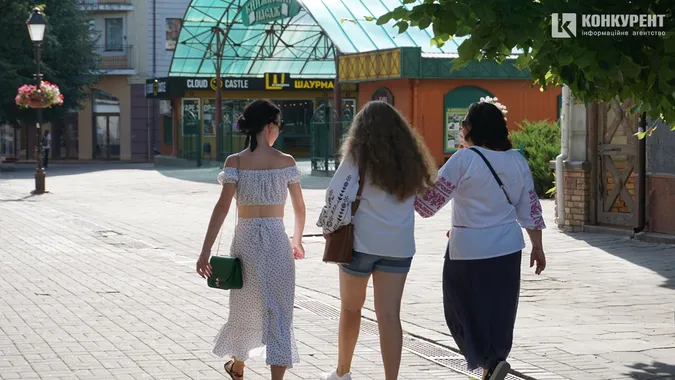 Вишиванки, сонце, діти: як Луцьк зустрів 33-ю річницю незалежності (фото)