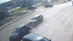 Розтрощив собі «передок»: у Луцьку Renault влетів у Volvo (відео)