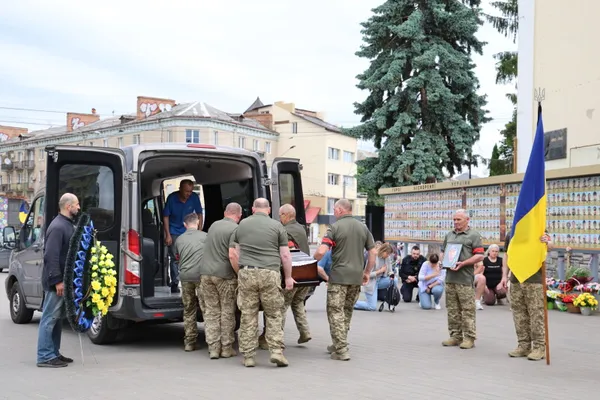 У Луцьку провели в останню дорогу полеглого воїна Сергія Четверикова (фото, відео)
