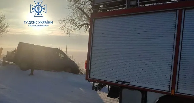 На Волині бус злетів у кювет – витягнули рятувальники (фото)
