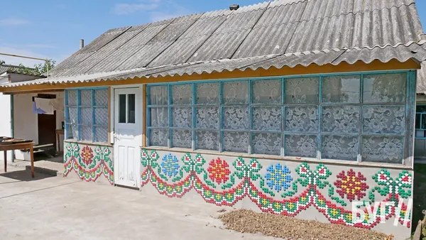 Волинянин «вишив» свій будинок пластиковими кришками (фото, відео)