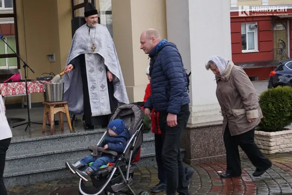 Війна і Воскресіння: у Луцьку святять паски у суботу і без свічок (фото)
