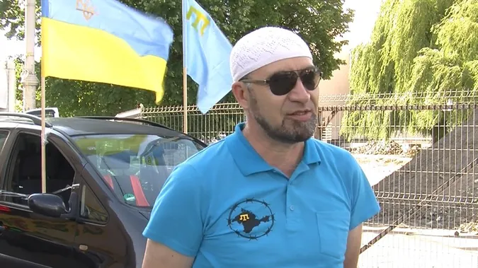 Кримські татари Луцька влаштували автопробіг до Дня національного прапора (фото)