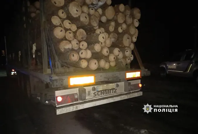 На Волині затримали вантажівку з деревиною сумнівного походження (фото)
