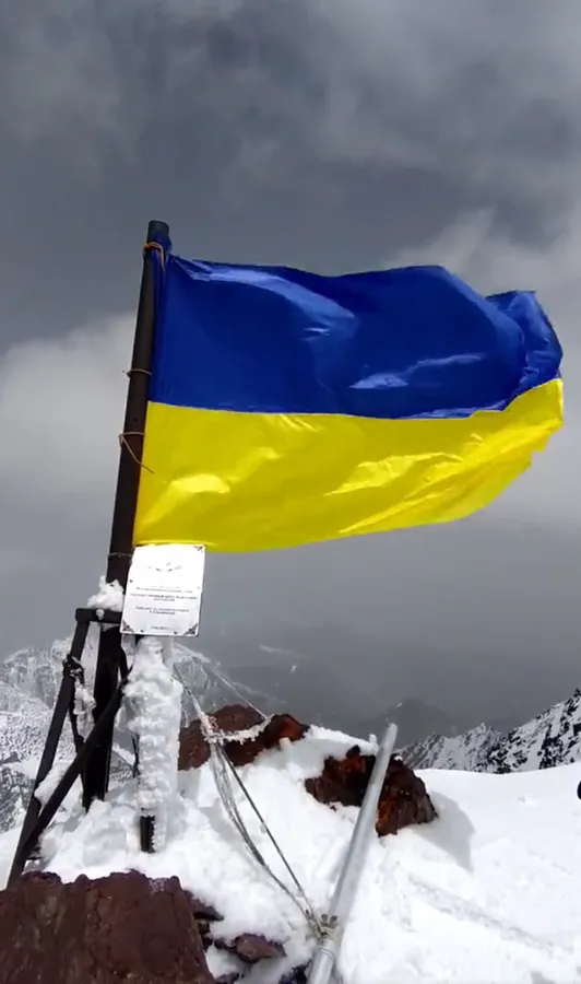 У Киргизстані над вершиною «Пік Путіна» підняли український прапор (фото)