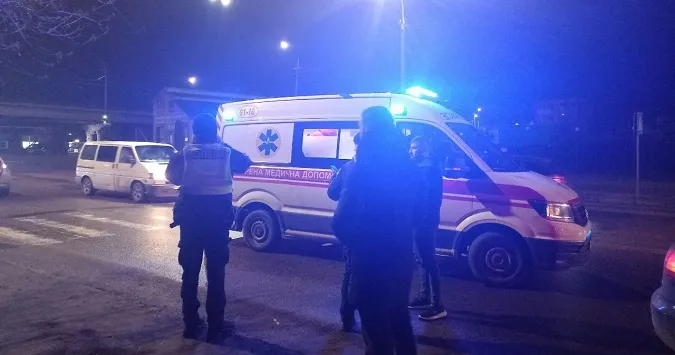 Раптово вибіг на пішохідний перехід: у Луцьку авто збило чоловіка (відео)