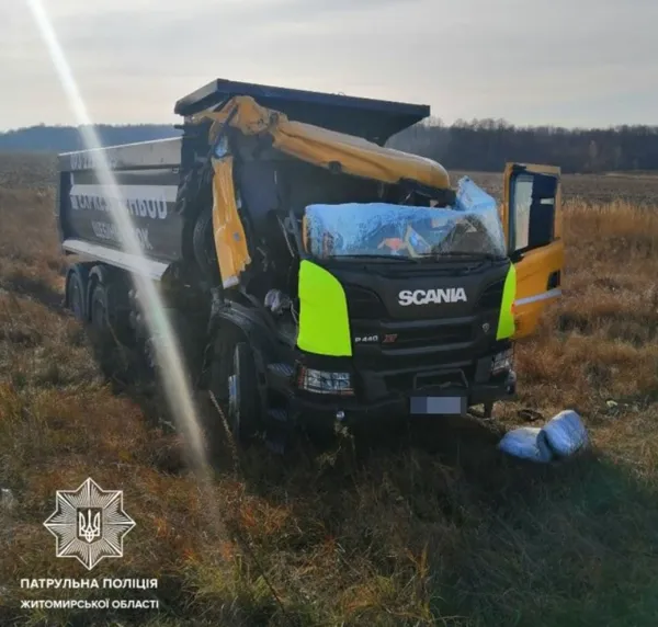 Є постраждалий: на дорозі Київ-Ковель-Ягодин вантажівка в'їхала в трактор (фото)