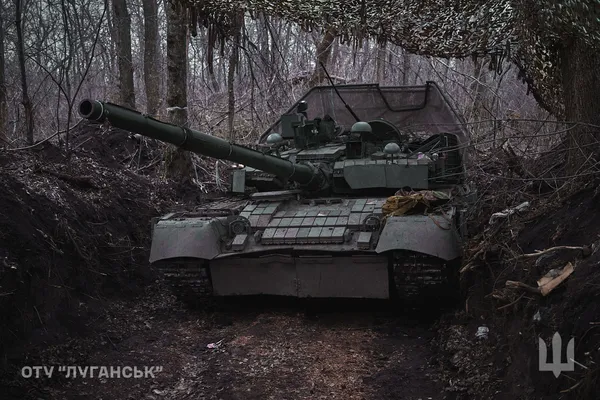 Воїни волинської бригади боронять Торецьк на трофейному танку (фото)