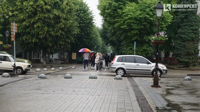 Мокрі етюди: як у серці Луцька люди тікали від літнього дощу (фото)