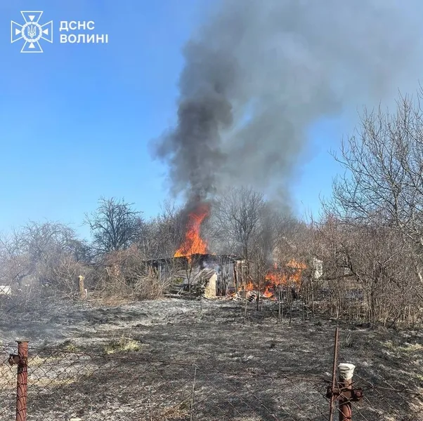 Палили траву: на Волині згоріла будівля на дачному масиві (фото, відео)