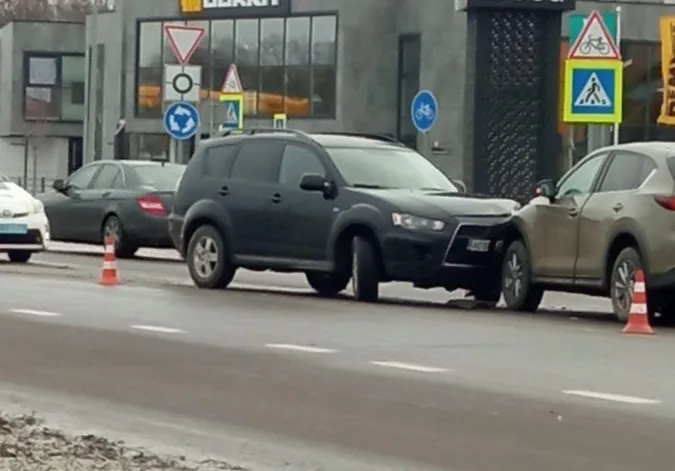 У Рованцях кросовер вилетів на зустрічну смугу і врізався у «мазду» (відео)