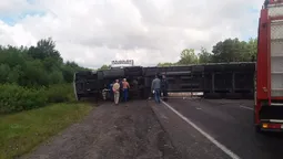 На волинській трасі перевернулась фура (фото)