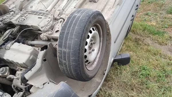 Аварія під Луцьком: авто злетіло у кювет і перекинулося на дах (фото)