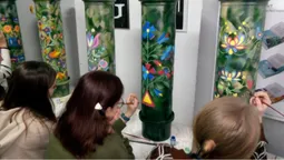 Для благодійного аукціону: у Луцьку студенти розмальовують тубуси від снарядів (відео)
