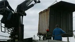 Із Центрального ринку продовжують перевозити контейнери (фото)