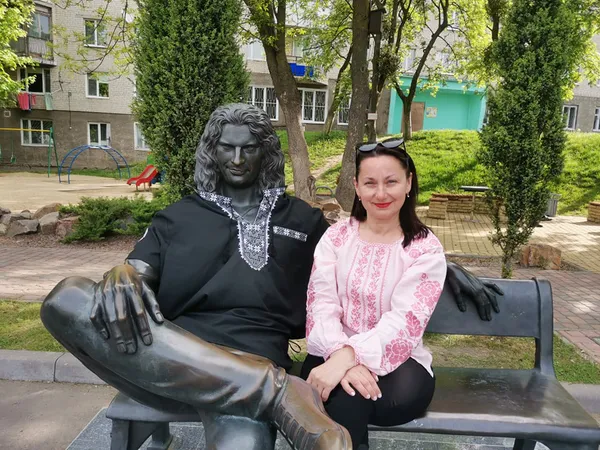 У луцькому «Сіті Парку» Кузьму вдягнули у вишиванку (фото)