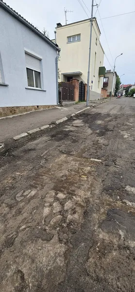 У центрі Луцька знову показалася давня бруківка: під асфальтом видніється історична вулиця (фото)