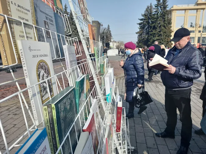 Сотні людей прийшли покласти квіти до пам'ятника Лесі Українці (фото)
