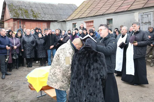 Загинув від удару дроном: у Горохові попрощалися з воїном Олександром Вихневичем (фото)