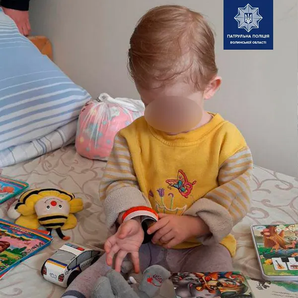 Патрульні розповіли, як почувається дівчинка, яку в Луцьку на холоді «забули» батьки