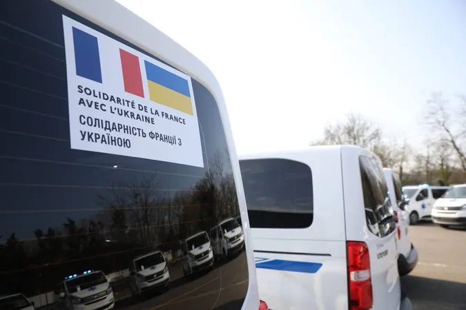 Франція передала Україні 11 пожежних авто та 16 «швидких» (фото)