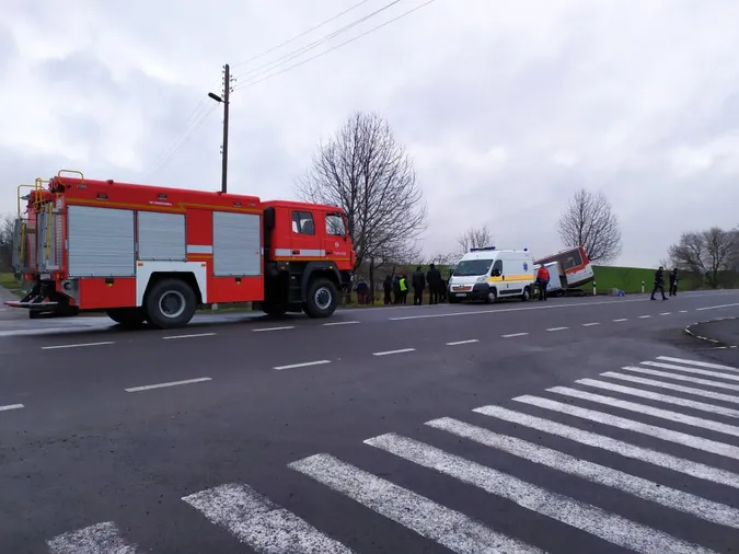 ДТП на Волині: рятувальники витягали чоловіків, яких затиснуло в автівках