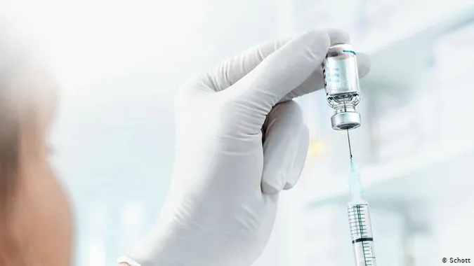 Середина 2021 року: у ВООЗ розраховують на початок вакцинації від COVID