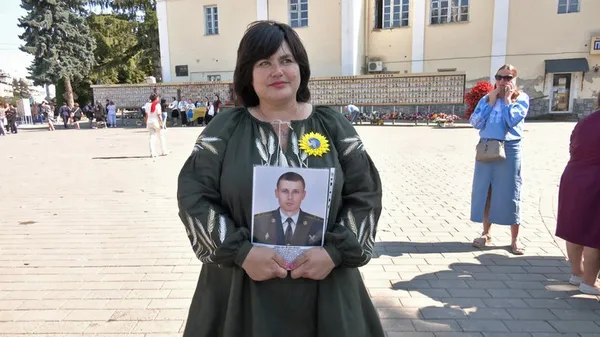 «Час не лікує»: у Луцьку вшанували полеглих захисників 40-метровим прапором пам’яті (фото)