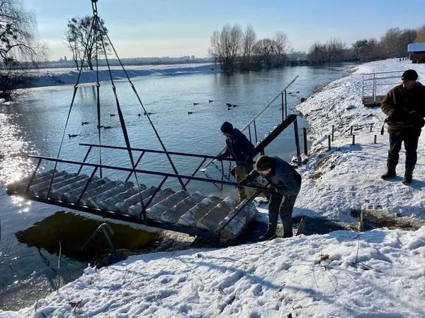 На центральному пляжі у Луцьку встановили додаткові сходи (фото)