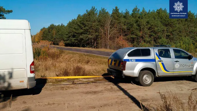 На Волині патрульні допомогли витягнути автобус із піску (фото)