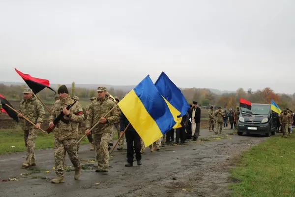 Загинув понад 2 роки тому: на Волині в останню дорогу провели полеглого воїна Костянтина Клюбу (відео)