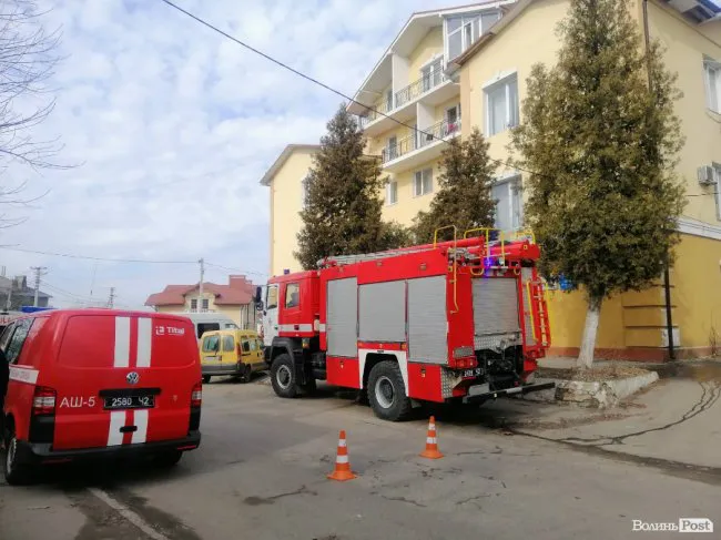 У Луцьку горів дах новобудови (фото)