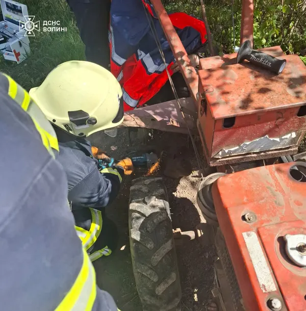 Нога застрягла у комбайні: на Волині рятувальники визволили чоловіка (фото)