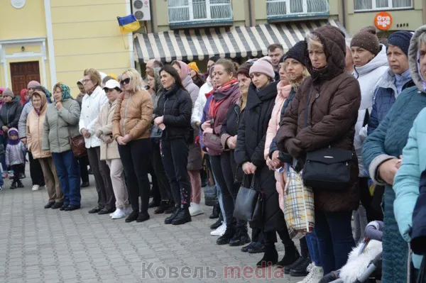 М'які іграшки на асфальті: у Ковелі вшанували жертв різанини у Бучі (фото, відео)