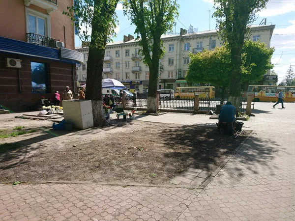 З квіткового ринку в центрі Луцька пішли майже всі (фотофакт)
