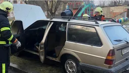 У Володимирі загорівся припаркований на газоні Volkswagen (фото, відео)