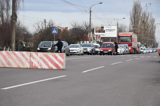 У Луцьку шкільні кухарі печуть булочки для тероборони (фото)
