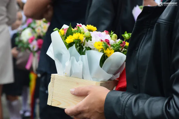 Квіти, вітання та першачки: у луцькій школі №9 пролунав перший дзвоник (фото)