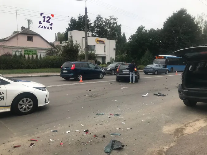 З авто вибіг чоловік і втік: у Луцьку на Відродження сталася аварія (фото)